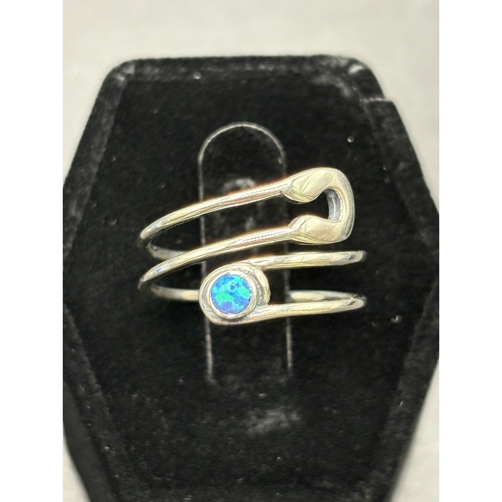 New Condition Sterling Silver Lab Blue Opal Saftey Pin Ring Size 7 H24